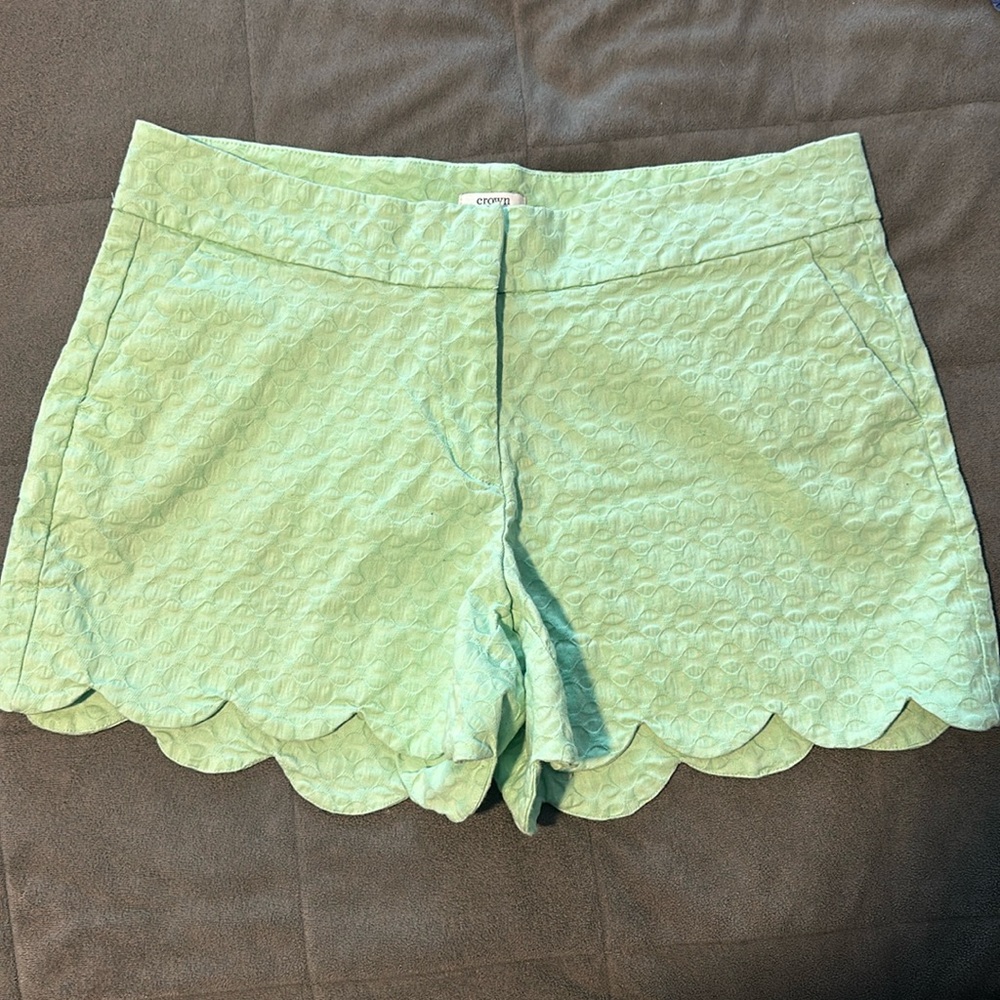 Women’s Crown & Ivy 4” inseam scallop Shorts